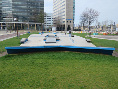 848349 Gezicht op het skateparkje op het Jaarbeursplein te Utrecht, met op de achtergrond de Croeselaan.